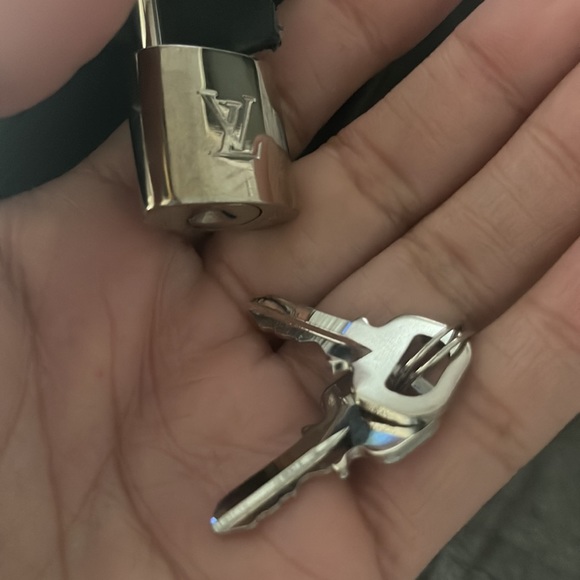 Authentic Louis Vuitton Epi Speedy 30 ***make me an offer*** - Picture 9 of 12